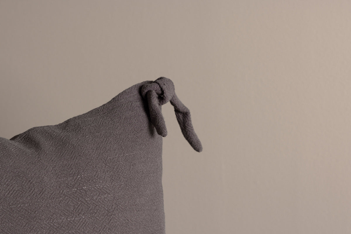 Nora Kissenbezug in Dunkelgrau präsentiert im Onlineshop von KAQTU Design AG. Deko Kissenbezug ist von Venture Home