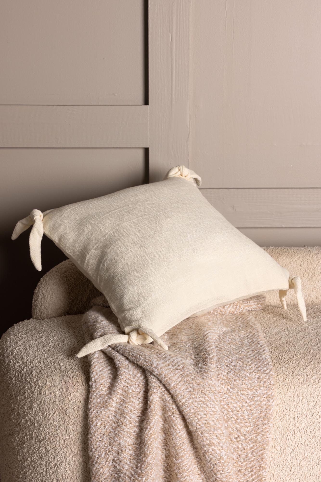 Der Nora Kissenbezug von Venture Home bringt mit seiner hochwertigen Viskose-Leinen-Mischung und charmanten Details stilvolle Akzente in Ihr Zuhause.