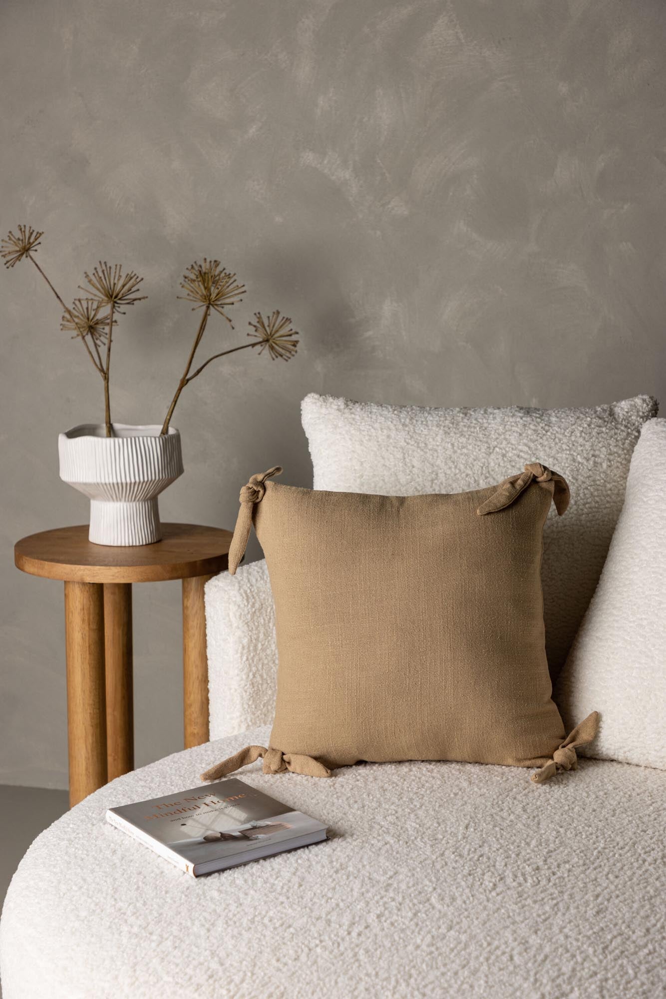 Stilvoller Nora Kissenbezug von Venture Home in warmem Beigeton. Hochwertige Viskose-Leinen-Mischung mit charmanten Schnürsenkeldetails.