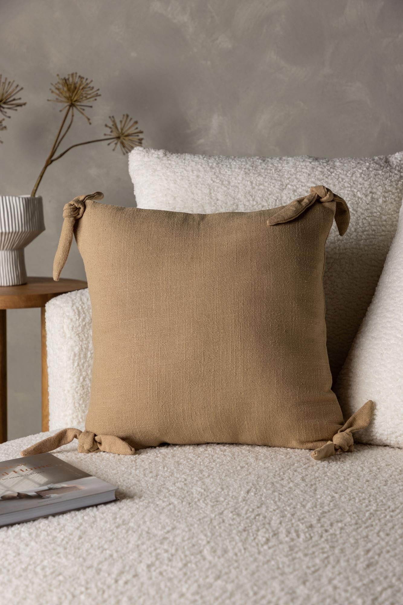 Nora Kissenbezug von Venture Home: Stilvoller Akzent in warmem Beige.