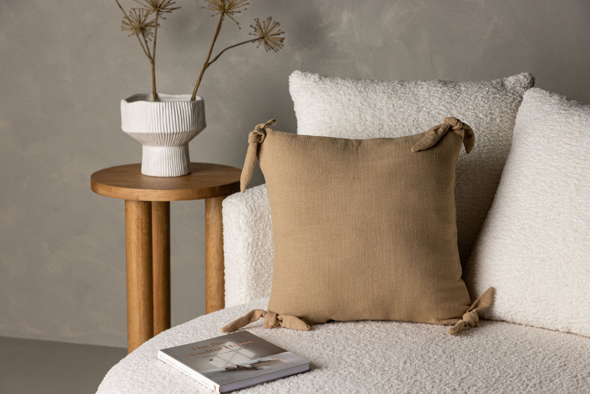 Nora Kissenbezug in Braun präsentiert im Onlineshop von KAQTU Design AG. Deko Kissenbezug ist von Venture Home