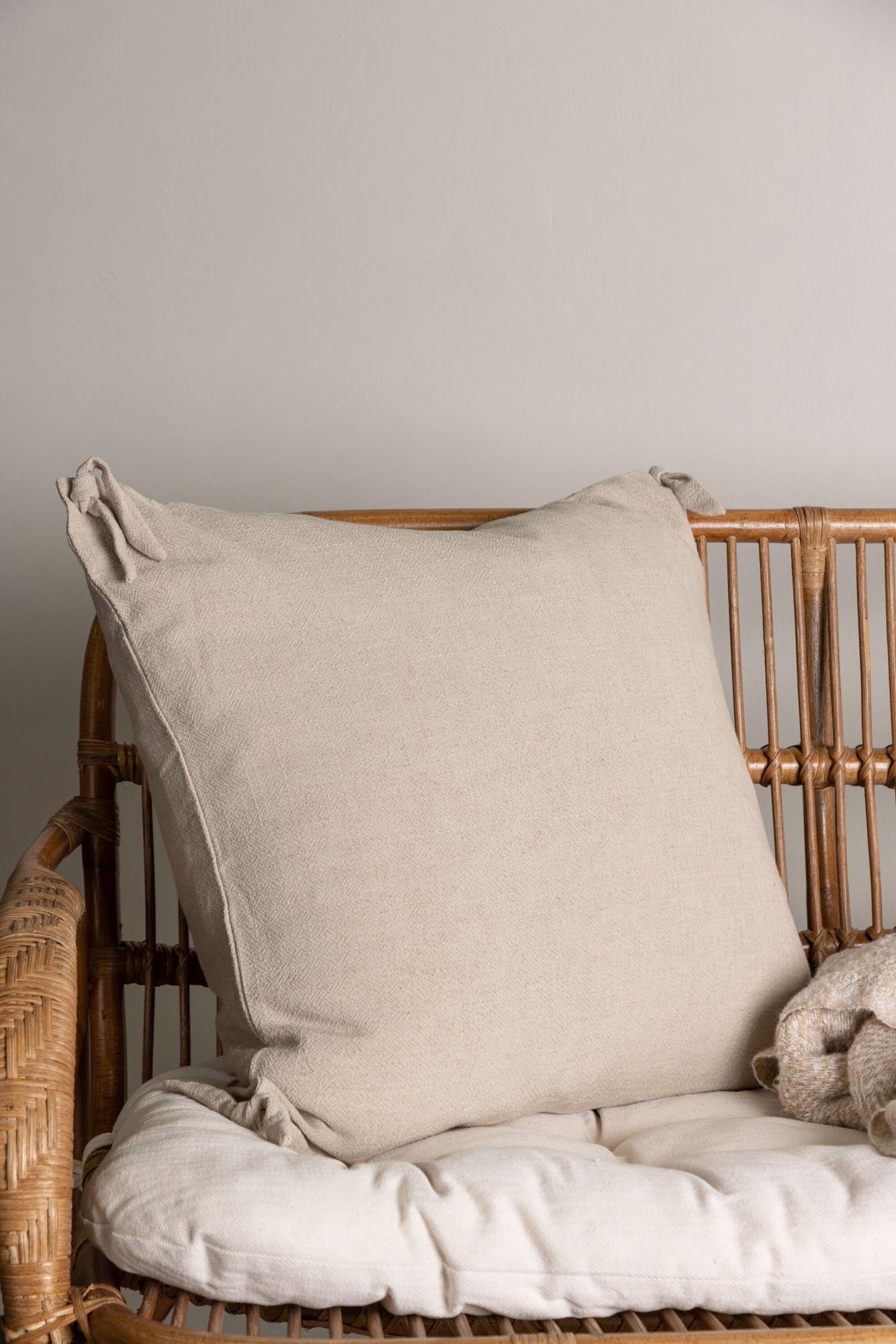 Nora Kissenbezug von Venture Home: Stilvoll in zartem Beige gehalten.