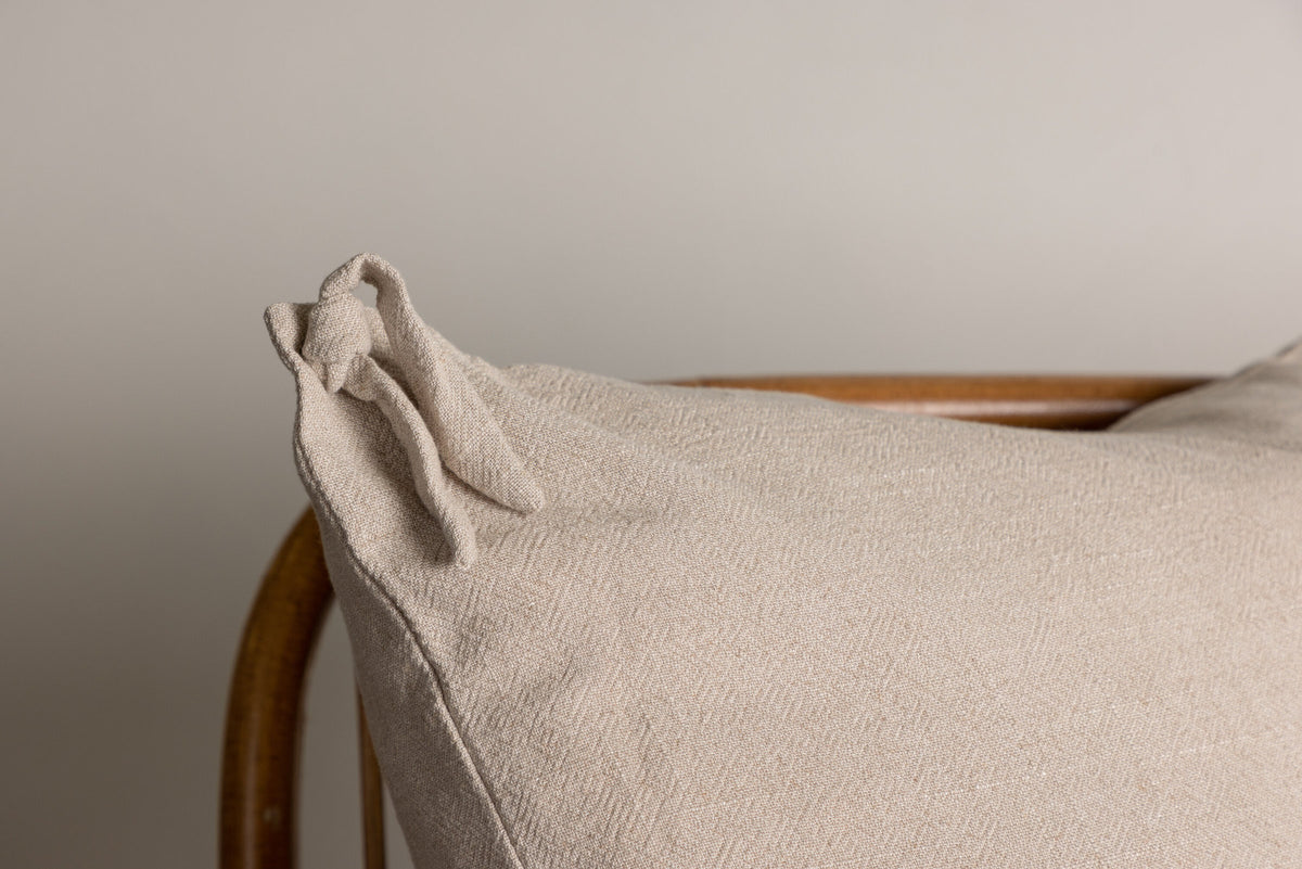 Nora Kissenbezug in Beige präsentiert im Onlineshop von KAQTU Design AG. Deko Kissenbezug ist von Venture Home