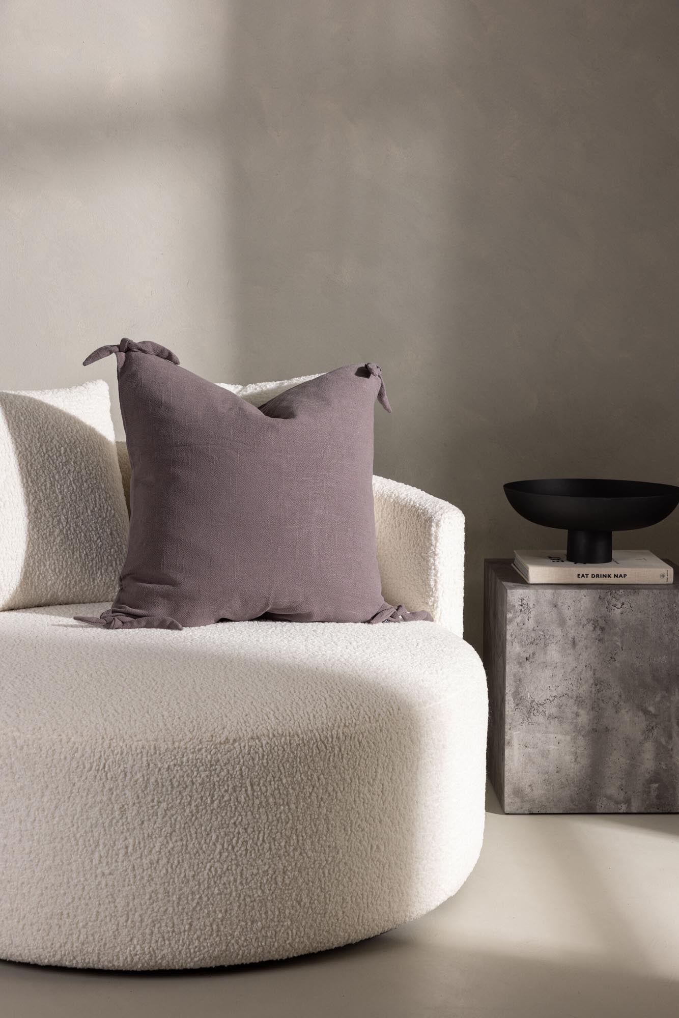 Stilvoller Nora Kissenbezug von Venture Home in warmem Beigeton. Hochwertige Viskose-Leinen-Mischung mit charmanten Schnürsenkeldetails.