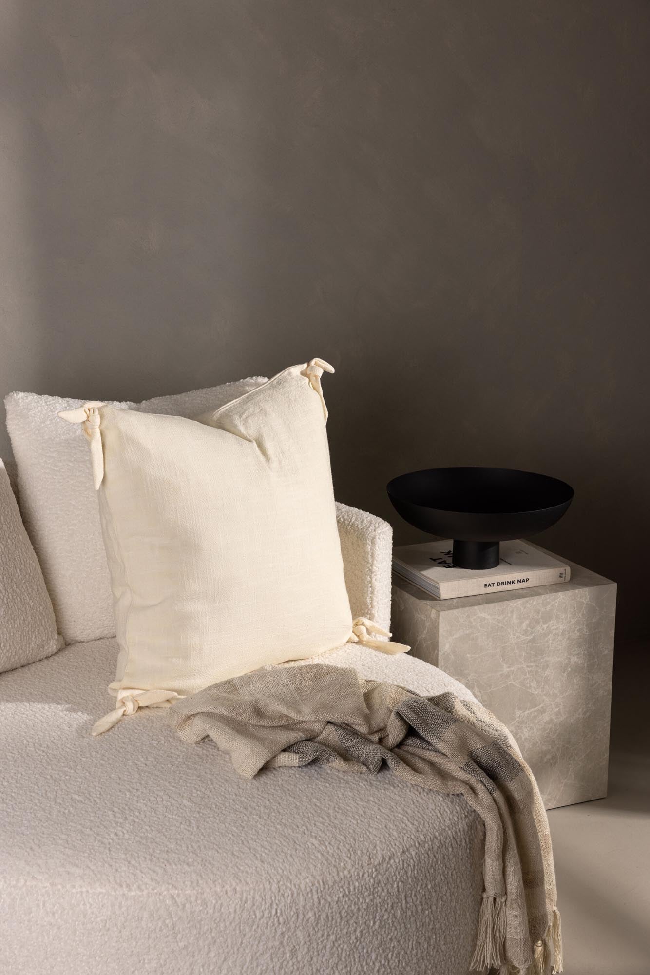 Nora Kissenbezug von Venture Home: Luxuriöses Design in sanftem Beige.