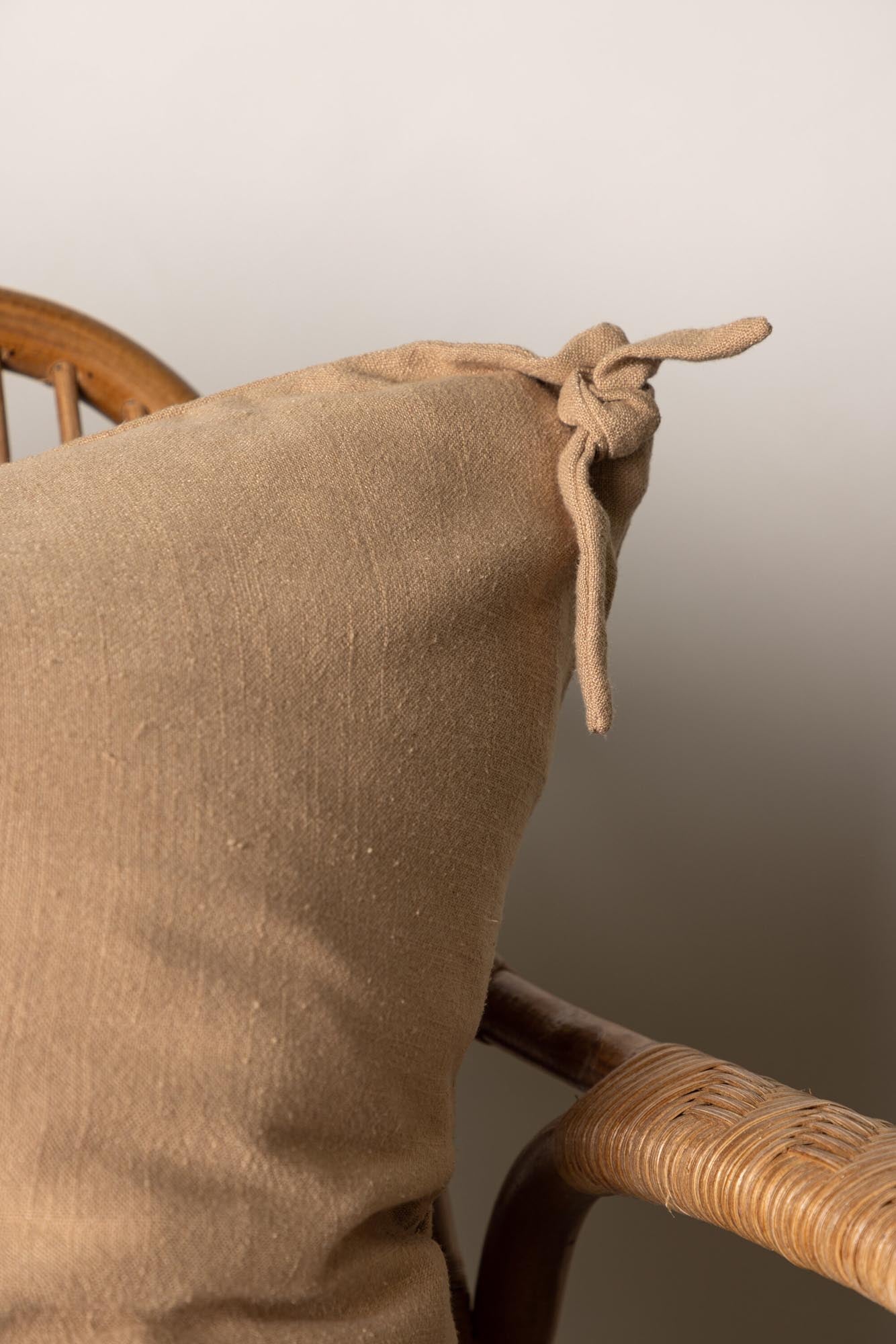 Nora Kissenbezug von Venture Home: Hochwertige Viskose-Leinen-Mischung, charmante Details und vielseitig einsetzbar für elegantes Wohnen.