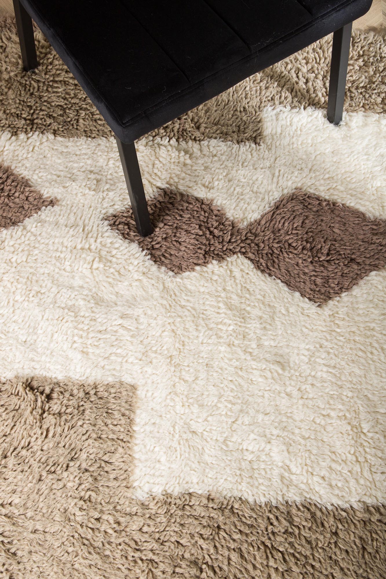 Nestor Teppich in Weiss präsentiert im Onlineshop von KAQTU Design AG. Teppich ist von Venture Home