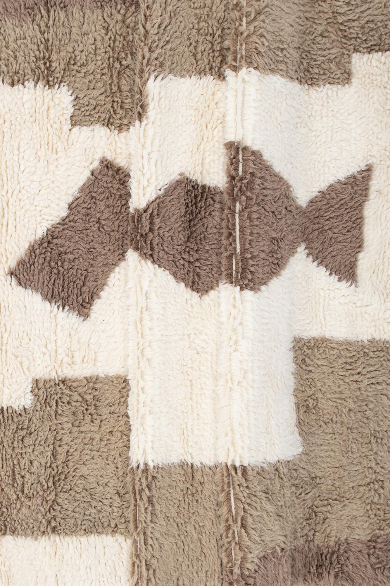 Nestor Teppich in Weiss präsentiert im Onlineshop von KAQTU Design AG. Teppich ist von Venture Home
