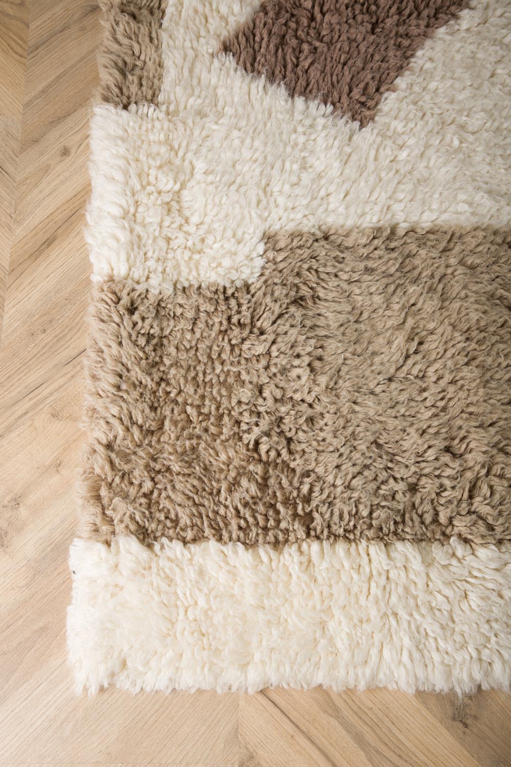 Nestor Teppich in Weiss präsentiert im Onlineshop von KAQTU Design AG. Teppich ist von Venture Home