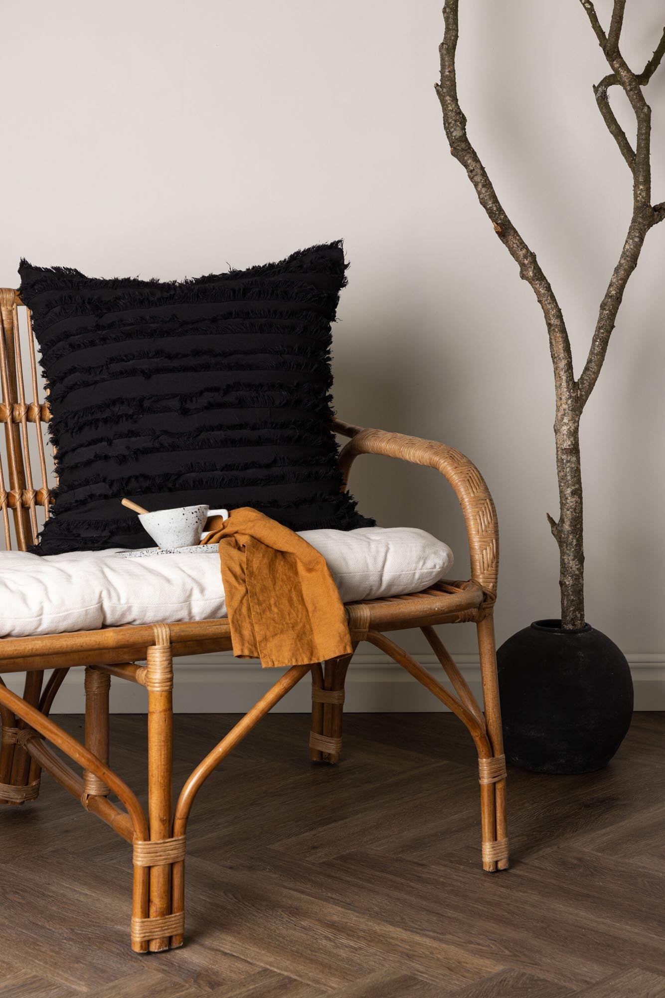 Edith Kissenbezug: Stilvolles Accessoire aus Baumwolle, das mit eleganten Wimpern und warmem Beigeton jeden Raum veredelt.