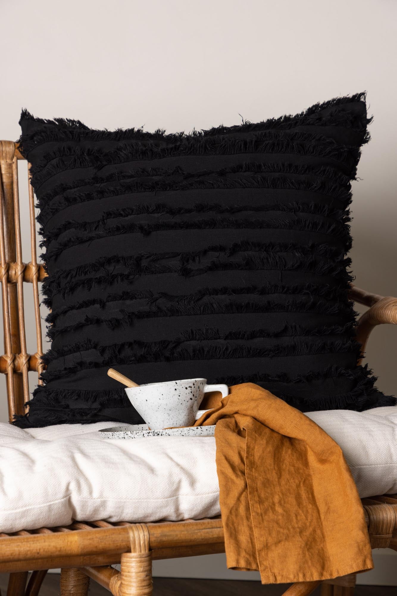 Edith Kissenbezug von Venture Home: Hochwertiger Baumwollbezug mit modernem Design und dekorativen Wimpern, ideal für jeden Einrichtungsstil.