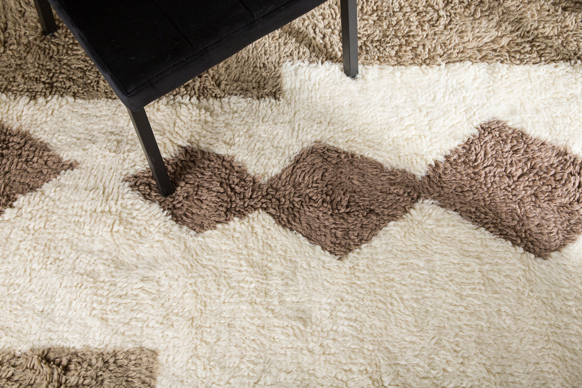 Nestor Teppich in Weiss präsentiert im Onlineshop von KAQTU Design AG. Teppich ist von Venture Home