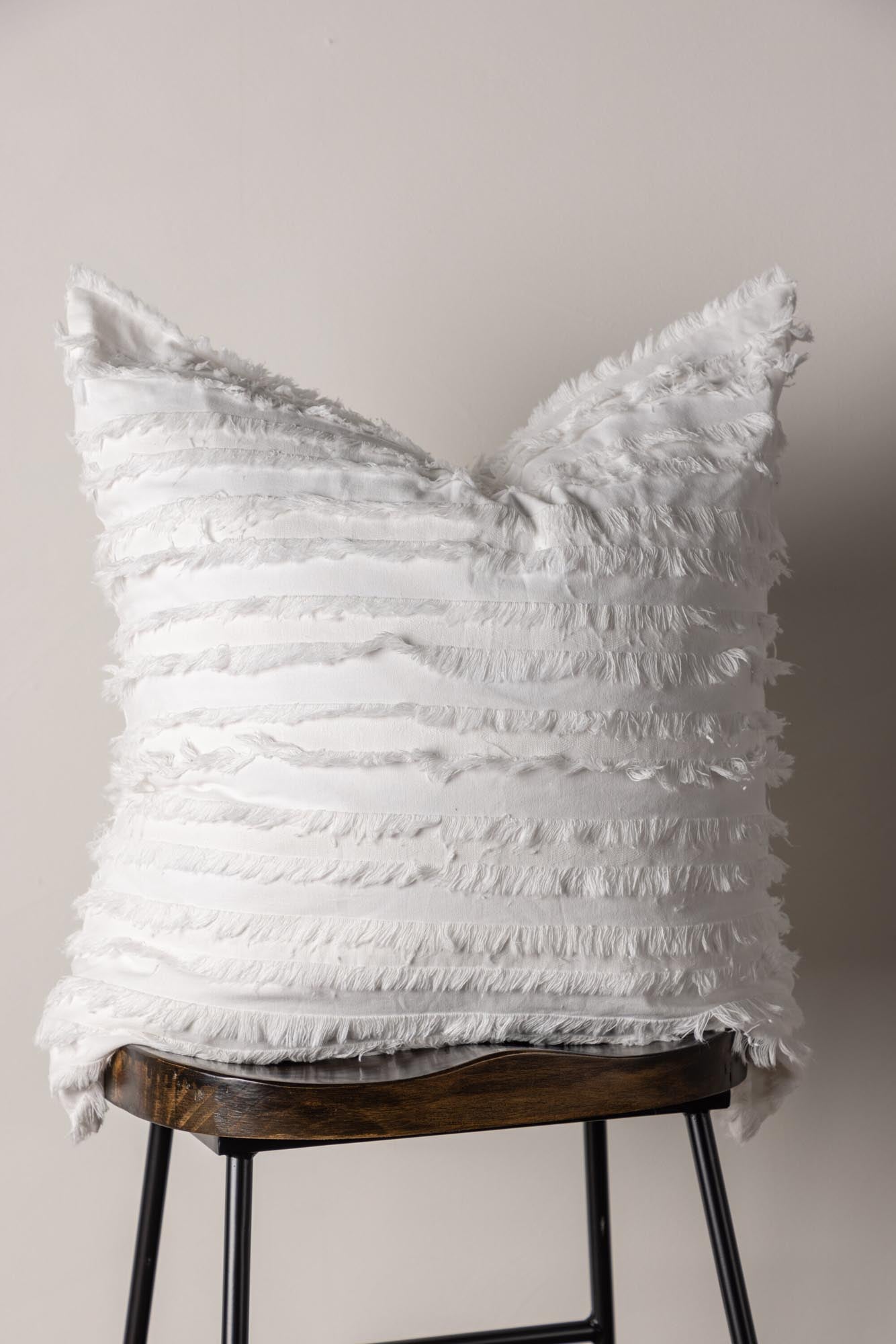 Edith Kissenbezug von Venture Home: Hochwertige Baumwolle, modernes Design mit Wimpern, vielseitig kombinierbar für jeden Raum.