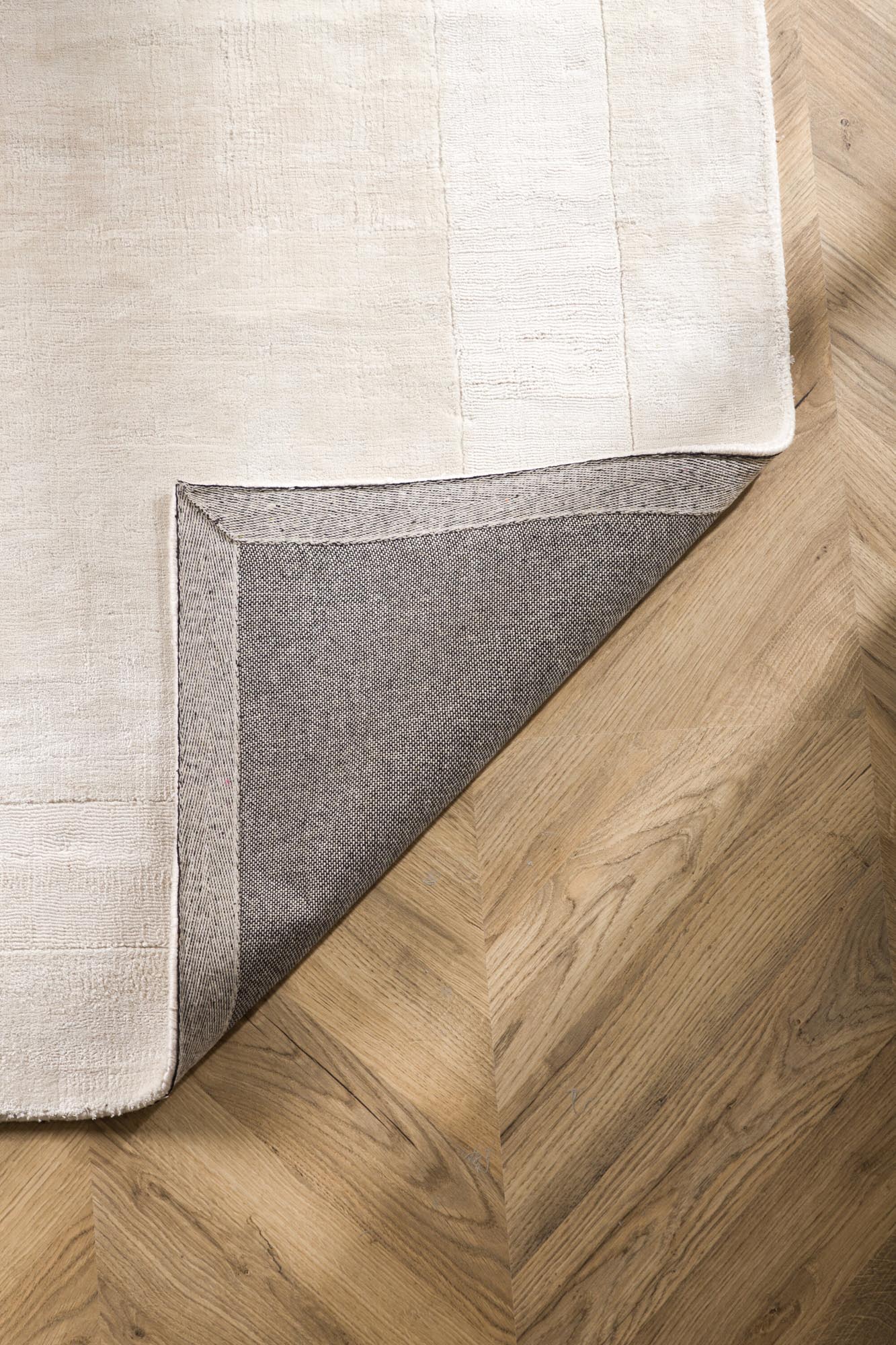 Stilvoller Boston Teppich von Venture Home: Hochwertige Viskose, langlebige Baumwollunterseite, 230x160 cm, harmonisches beige-weißes Muster.