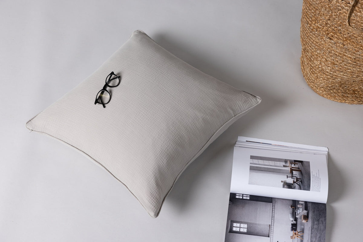 Beiger Tyra Kissenbezug aus 100 % Baumwolle, quadratische Form, 60 x 60 cm, mit verstecktem Reissverschluss an der Unterseite, Venture Home.