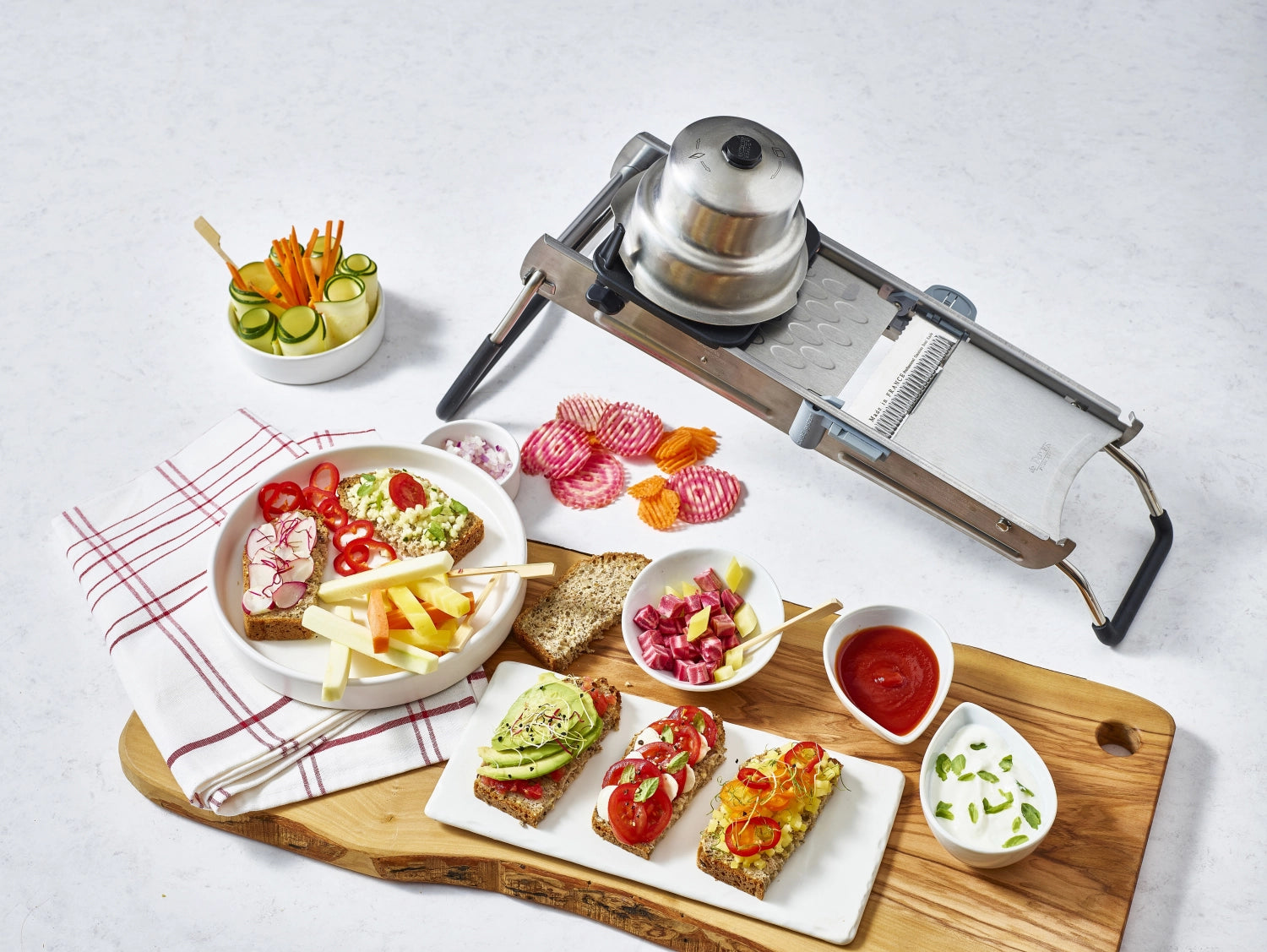Mandoline Ultra Revolution von de Buyer mit 3 Juliennes Klingen, perfekt für präzises Schneiden und Raffeln von Gemüse und Obst.