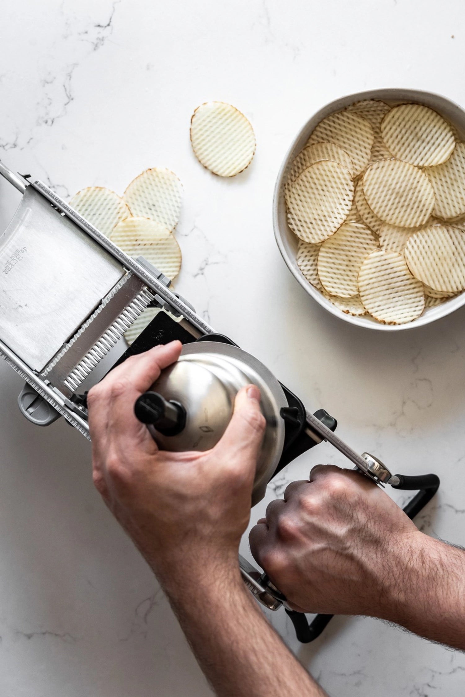 Die Mandoline Ultra Revolution von de Buyer ermöglicht dank ihrer 3 Juliennes Klingen ein schnelles und exaktes Schneiden von Gemüse und Obst.