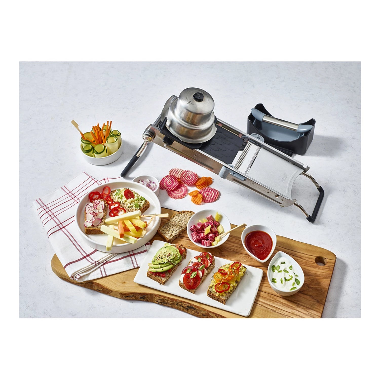 Die Mandoline Ultra Revolution Master von de Buyer: Hochwertiges Küchengerät mit 6 Juliennes Klingen für kreative und präzise Schnitttechniken.