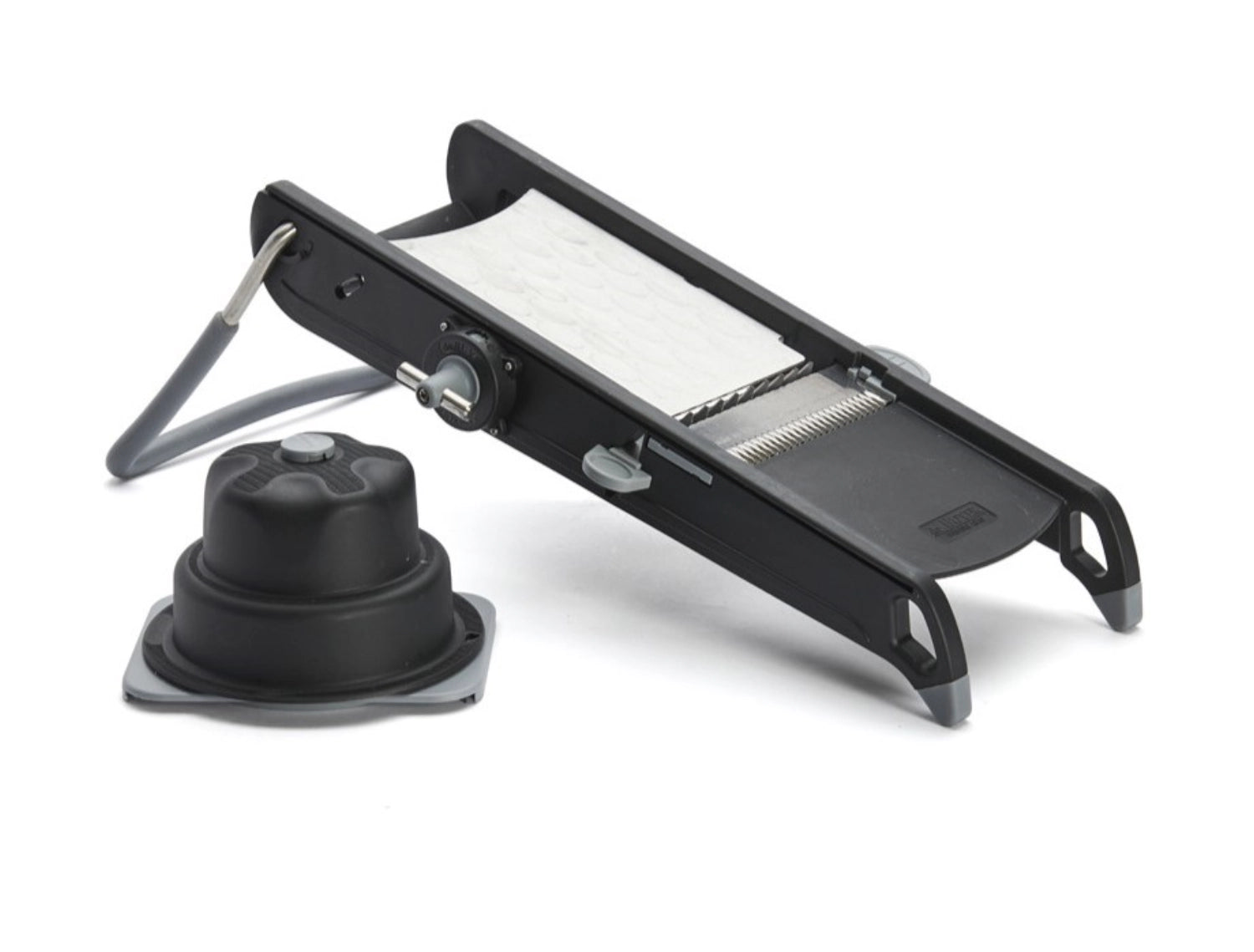 Entdecken Sie die Mandoline Swing Plus in Schwarz von de Buyer: Hochwertige Materialien, einfache Handhabung und perfekte Schnittergebnisse für kreative Küchenliebhaber.