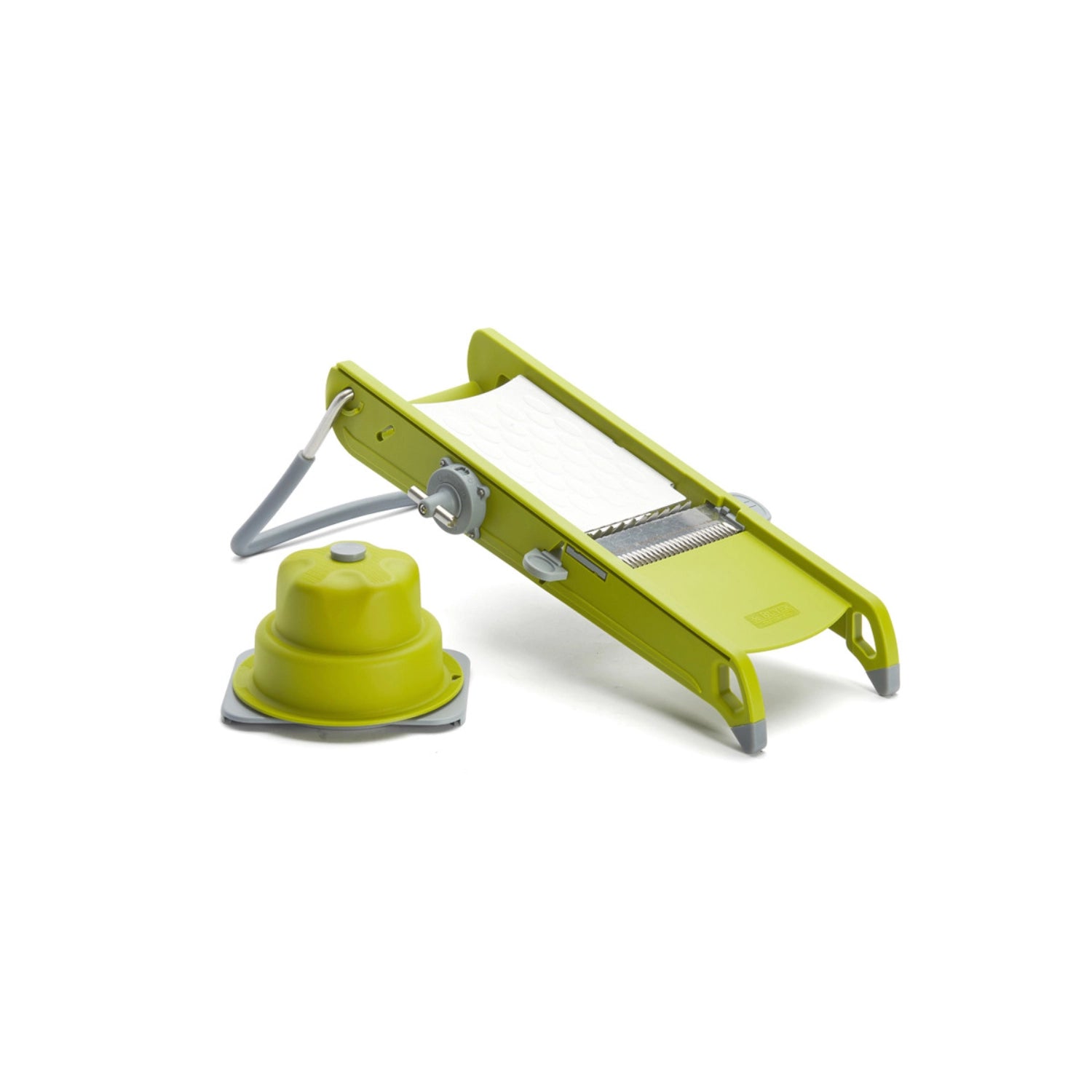 Die Mandoline Swing Plus in frischem Grün von de Buyer, perfekt zum präzisen Schneiden und Raffeln von Obst und Gemüse für kreative Gerichte.