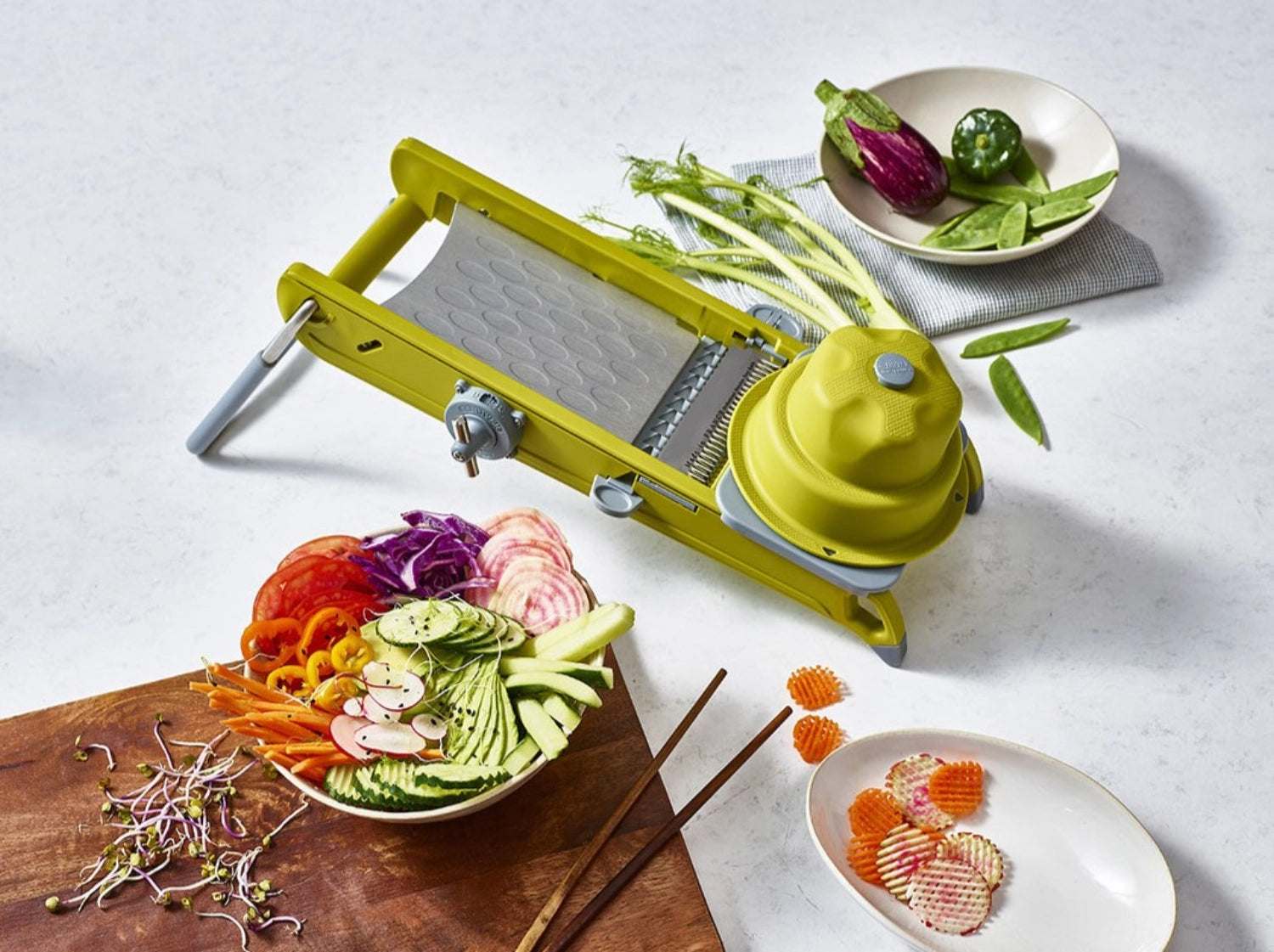 Die Mandoline Swing Plus in Grün von de Buyer: Ihr perfekter Küchenhelfer für vielseitige, präzise Schnitte und gesunde, kreative Gerichte.