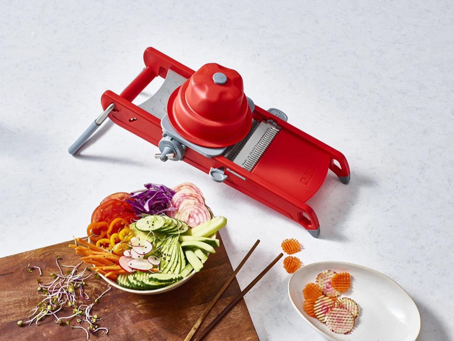 Mandoline Swing Plus in Rot von de Buyer, vielseitiges Küchengerät zum Schneiden und Raffeln von Gemüse und Obst, ideal für kreative Gerichte.
