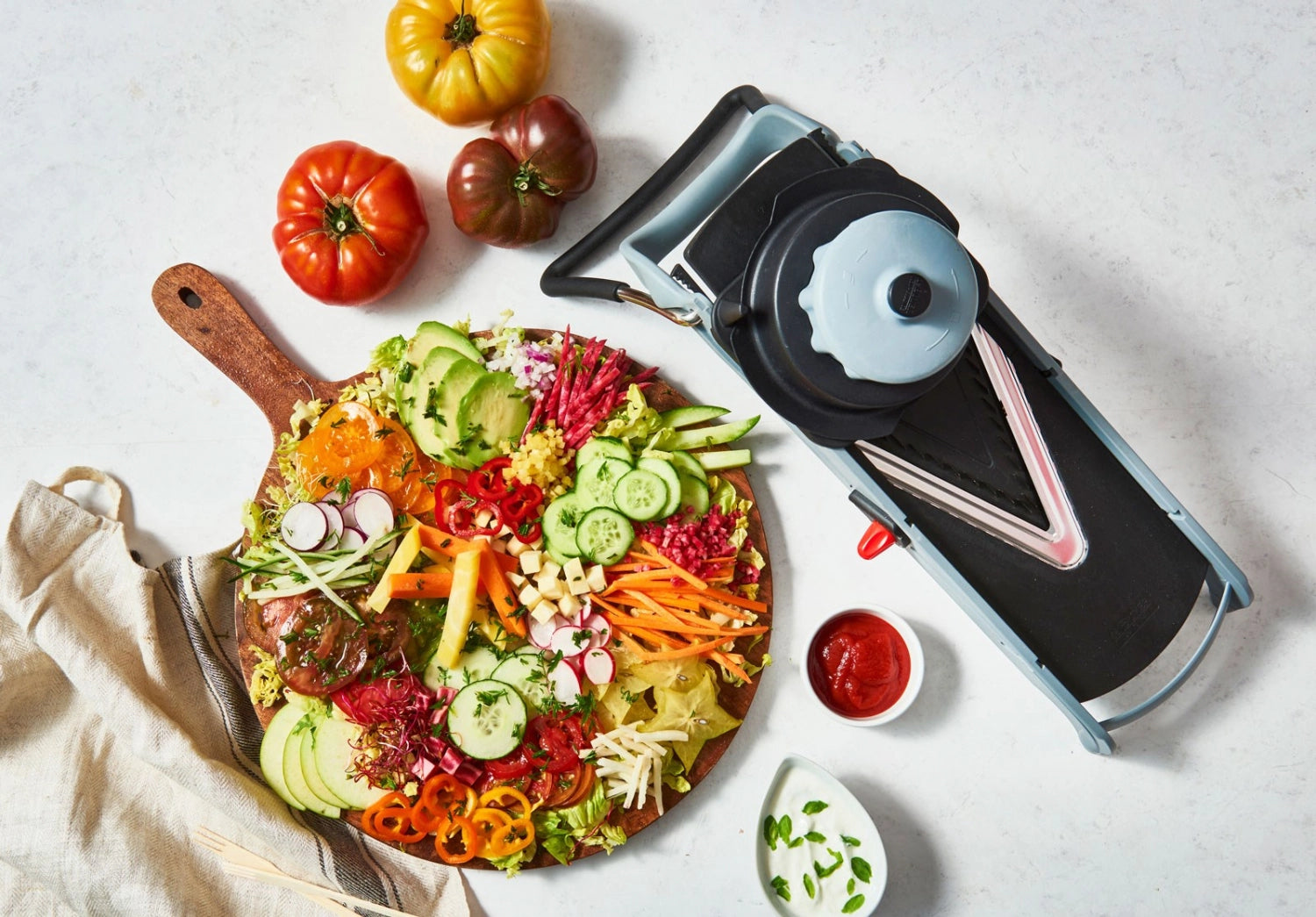 Praktische Mandoline Viper von de Buyer, ausgestattet mit zwei Julienne-Einsätzen für kreative und gleichmäßige Gemüsestreifen in 4mm und 10mm.