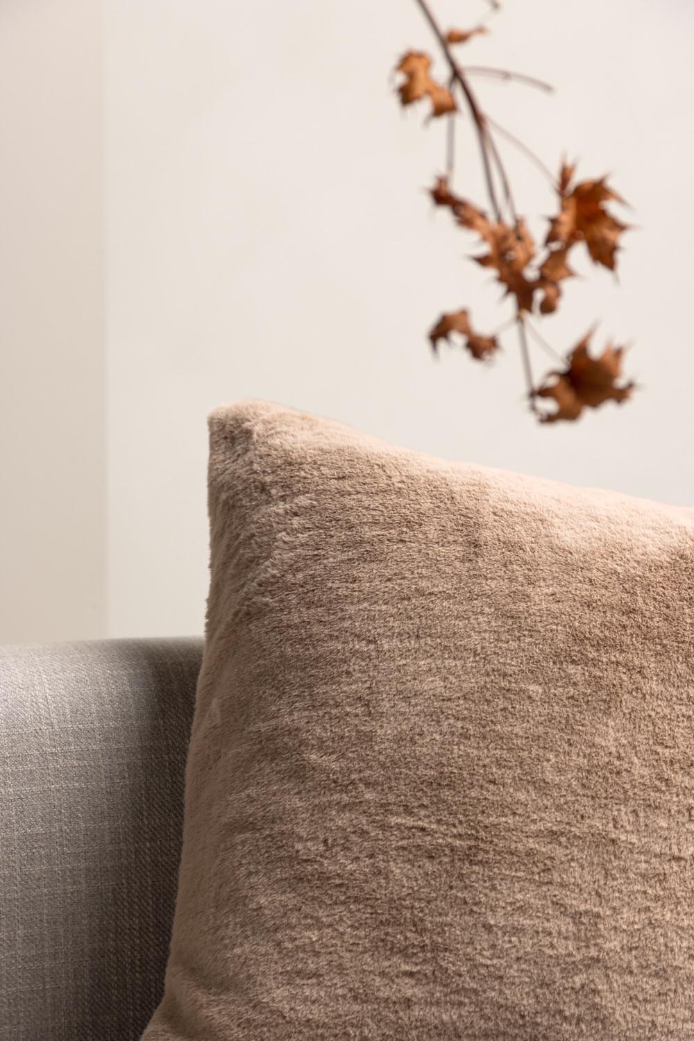 Thea Kissenbezug in Beige präsentiert im Onlineshop von KAQTU Design AG. Deko Kissenbezug ist von Venture Home