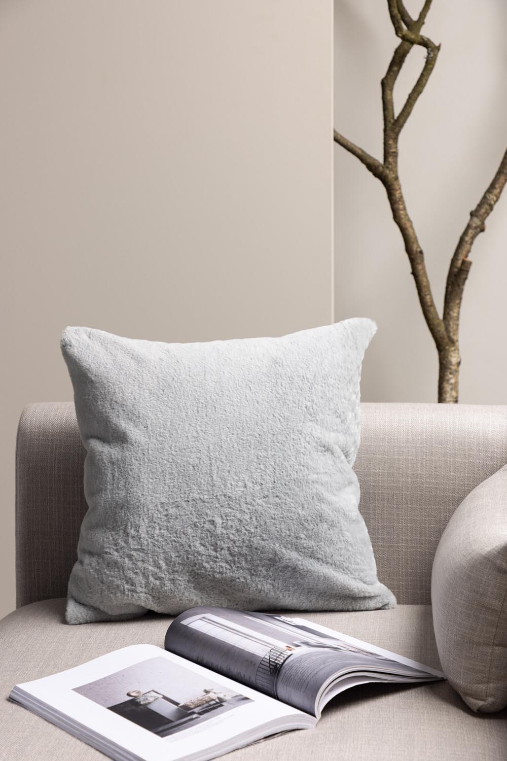 Thea Kissenbezug in Grau präsentiert im Onlineshop von KAQTU Design AG. Deko Kissenbezug ist von Venture Home