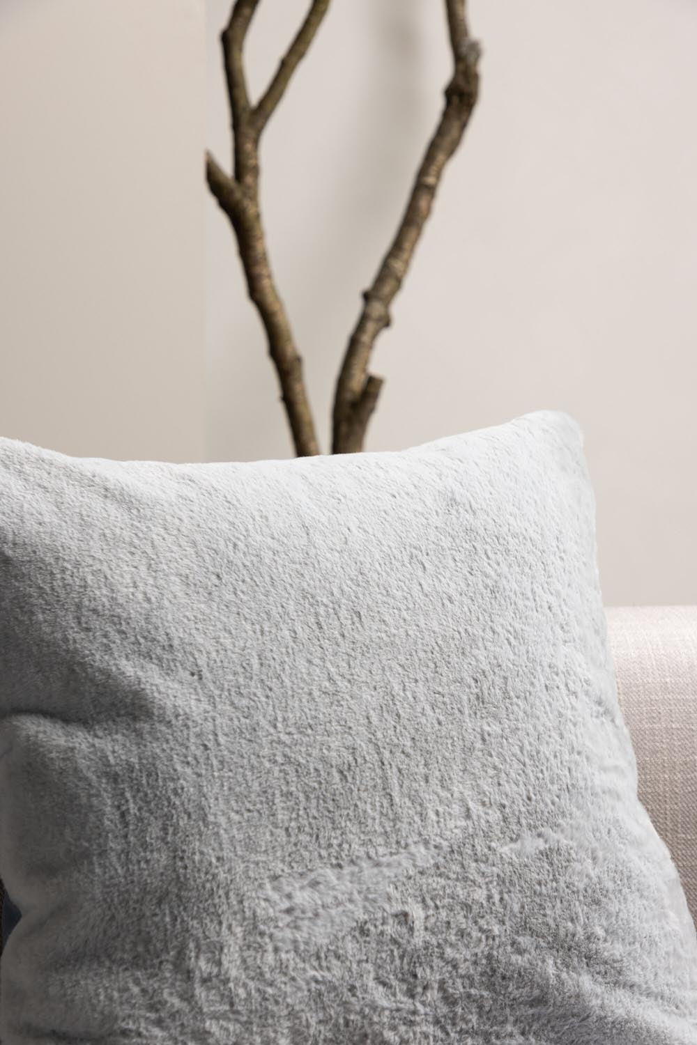 Thea Kissenbezug in Grau präsentiert im Onlineshop von KAQTU Design AG. Deko Kissenbezug ist von Venture Home