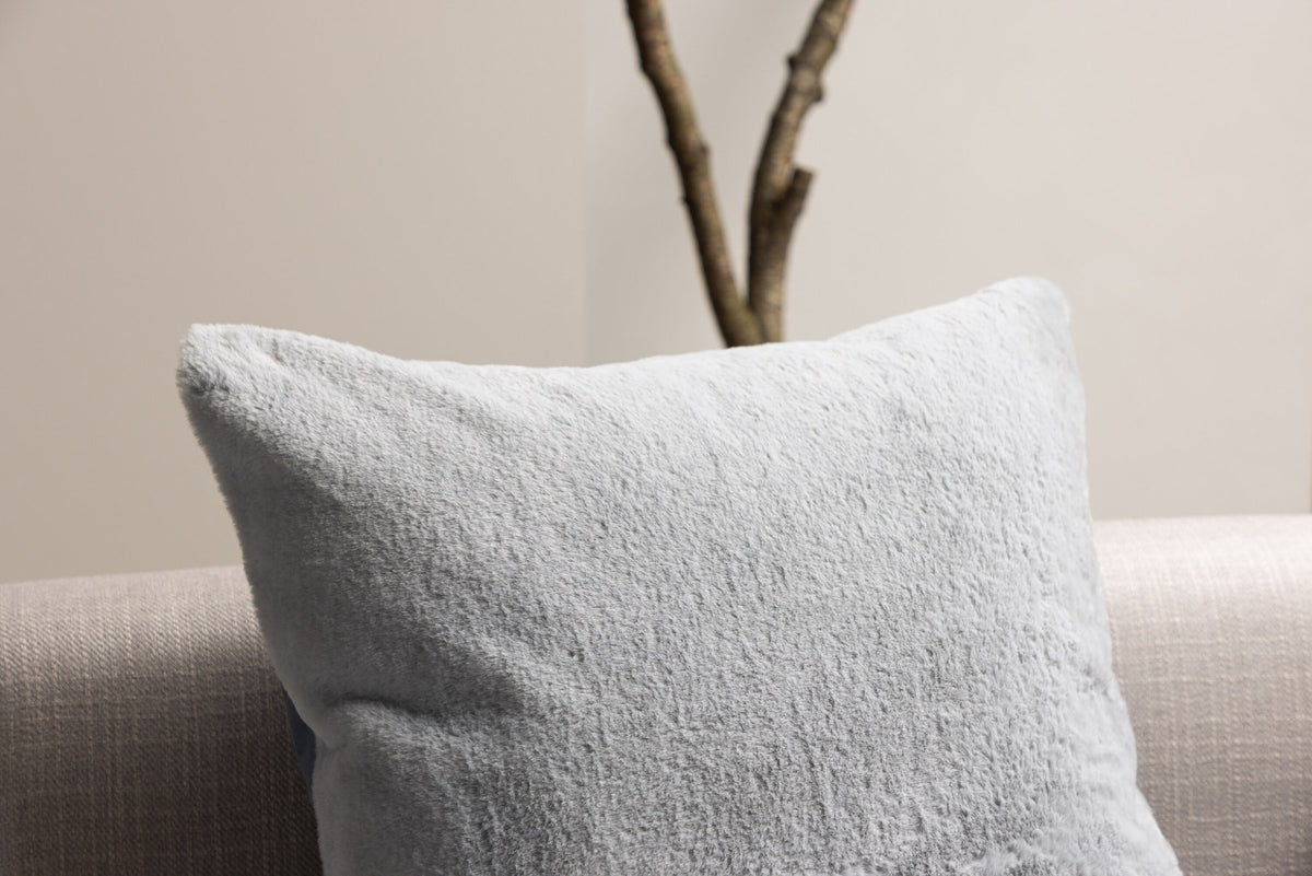 Thea Kissenbezug in Grau präsentiert im Onlineshop von KAQTU Design AG. Deko Kissenbezug ist von Venture Home