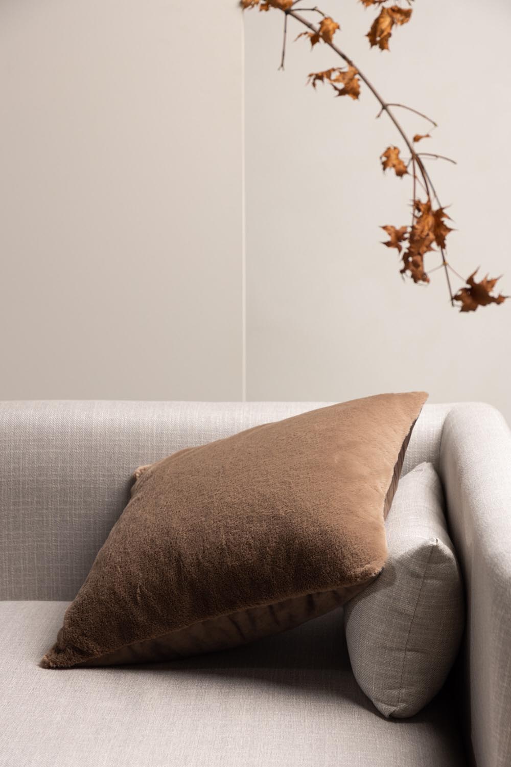 Thea Kissenbezug in Braun präsentiert im Onlineshop von KAQTU Design AG. Deko Kissenbezug ist von Venture Home
