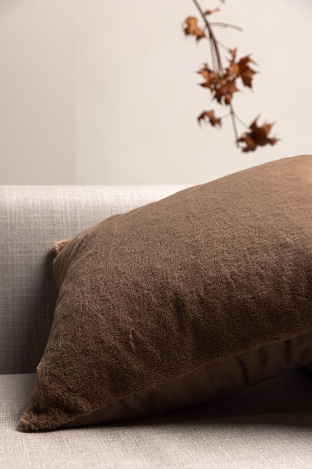 Thea Kissenbezug in Braun präsentiert im Onlineshop von KAQTU Design AG. Deko Kissenbezug ist von Venture Home