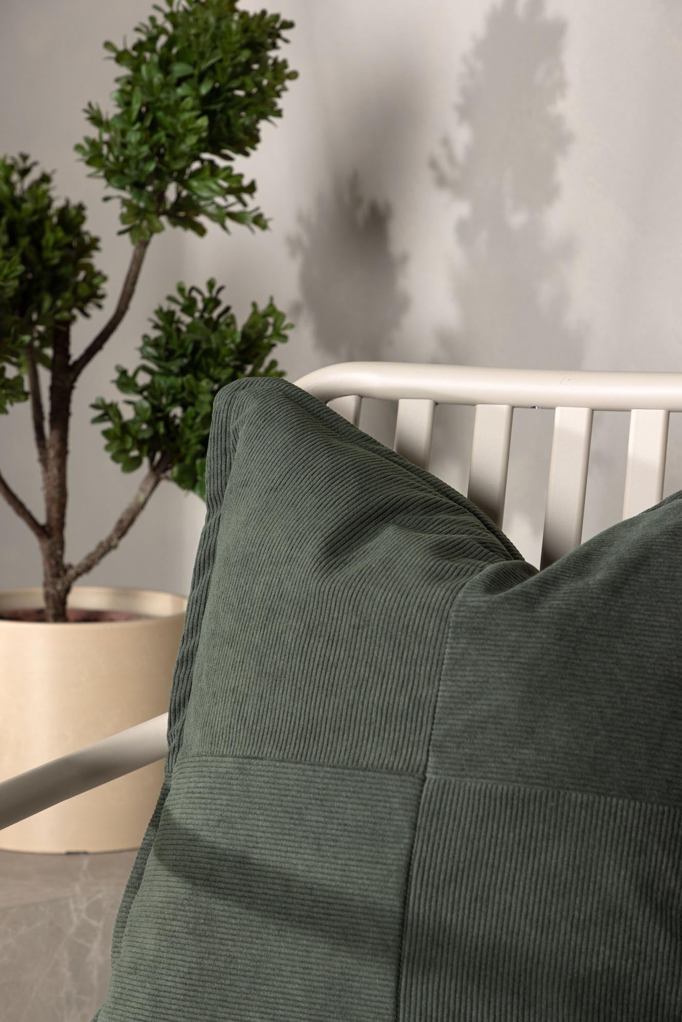 Lykke Kissenbezug von Venture Home: Hochwertiger Samt in Beige, stilvoll und langlebig, perfekt für eine harmonische Wohnraumgestaltung.