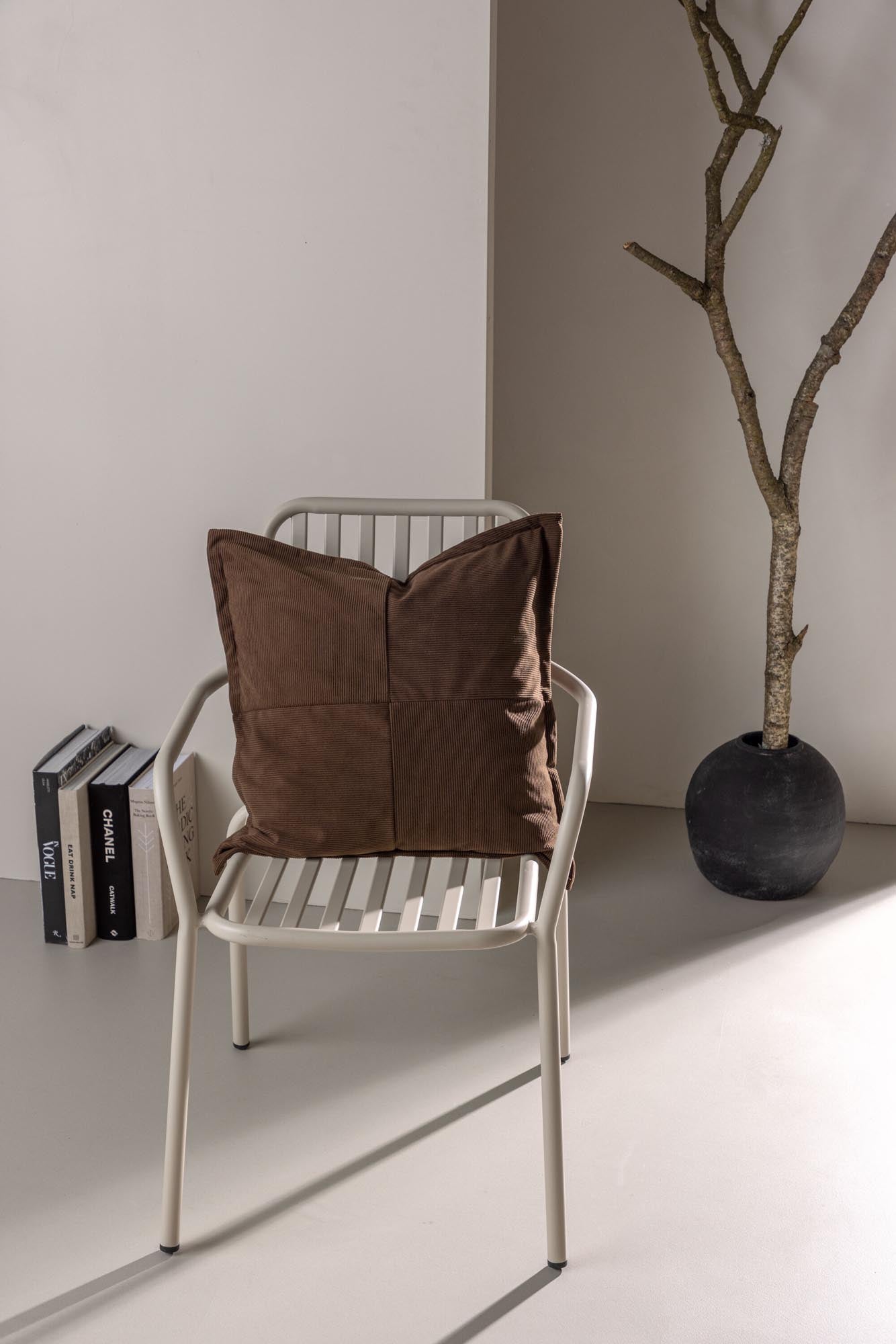 Verleihen Sie Ihrem Zuhause mit dem Lykke Kissenbezug von Venture Home eine elegante Note. Aus hochwertigem Manchester-Stoff, pflegeleicht und stilvoll.