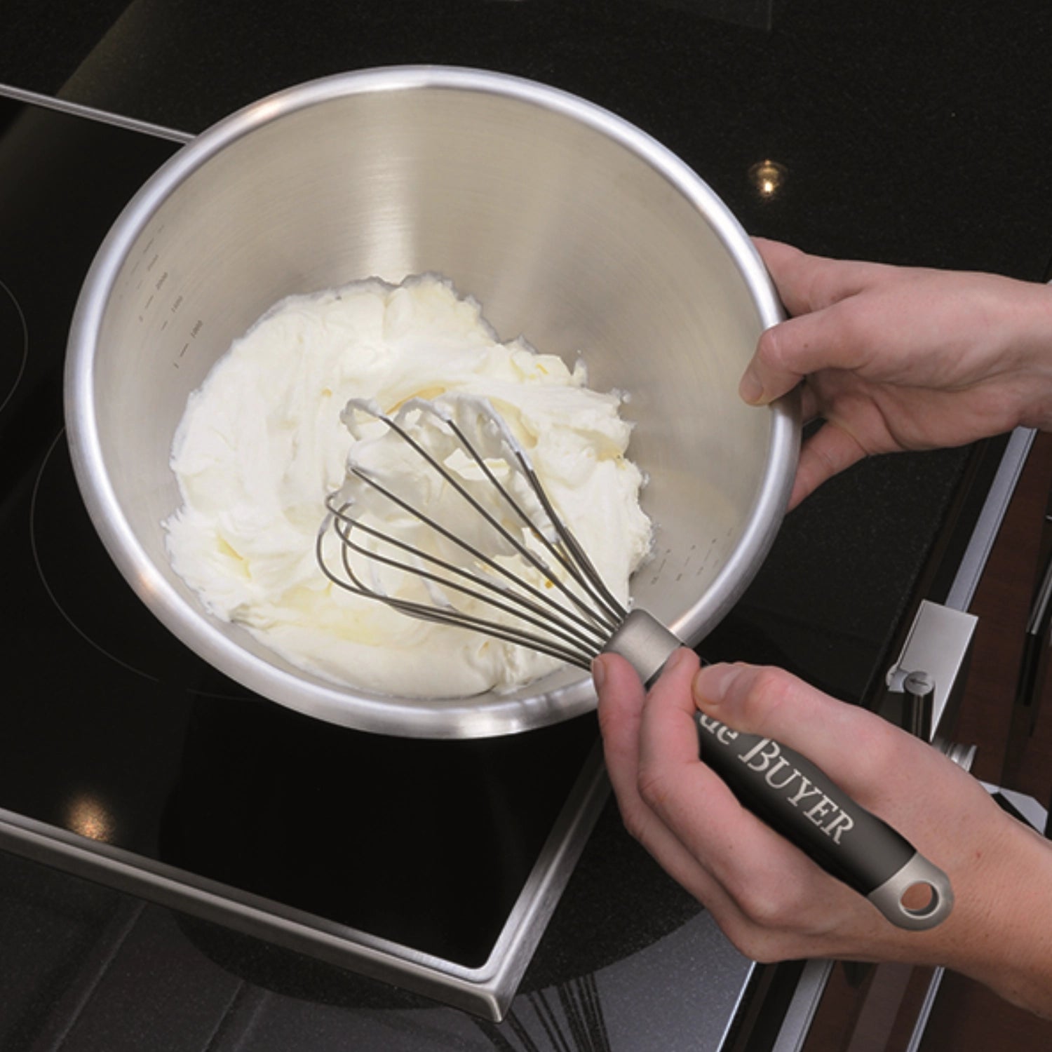 Erleben Sie den 25 cm langen Schneebesen aus Edelstahl von de Buyer. Der ergonomische Gummigriff bietet optimalen Halt und erleichtert das Rühren.