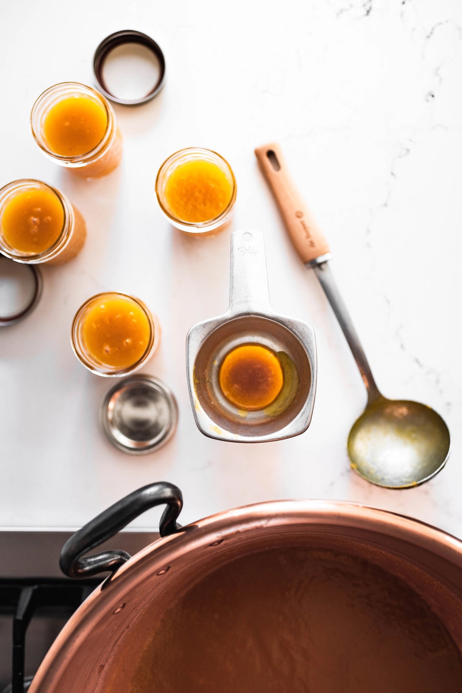 Die Suppenkelle Nostalgy von de Buyer kombiniert stilvolles Buchenholz mit langlebigem Edelstahl. Perfekt für müheloses Servieren und elegantes Kochen.