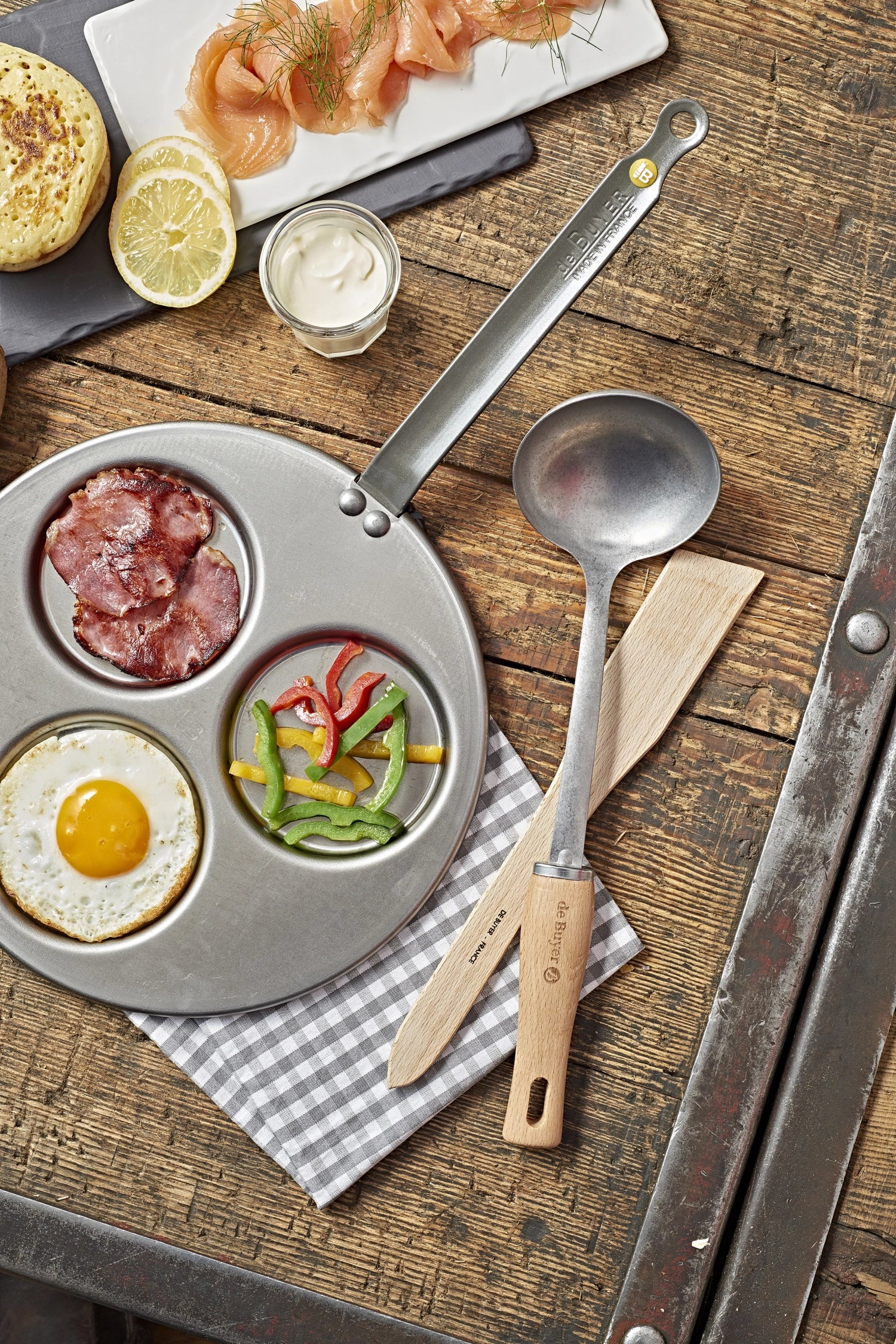 Die Suppenkelle Nostalgy von de Buyer vereint elegantes Design mit Funktionalität. Hergestellt aus Edelstahl und Buchenholz, ideal für jede Küche.