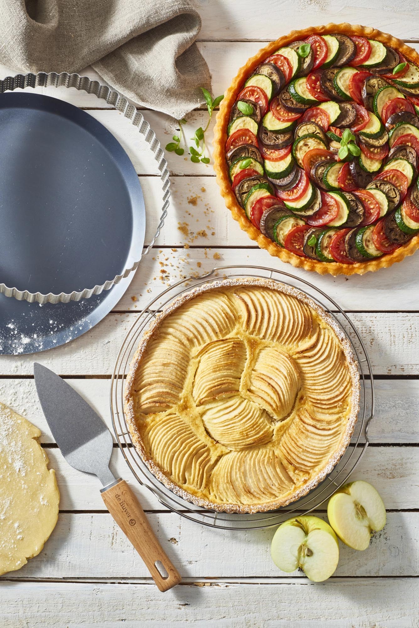 4er Set HOMEBAKING Tarteformen von de Buyer, Ø28cm und Ø24cm, ideal für Tartes und Quiches, robust und von hoher Qualität.