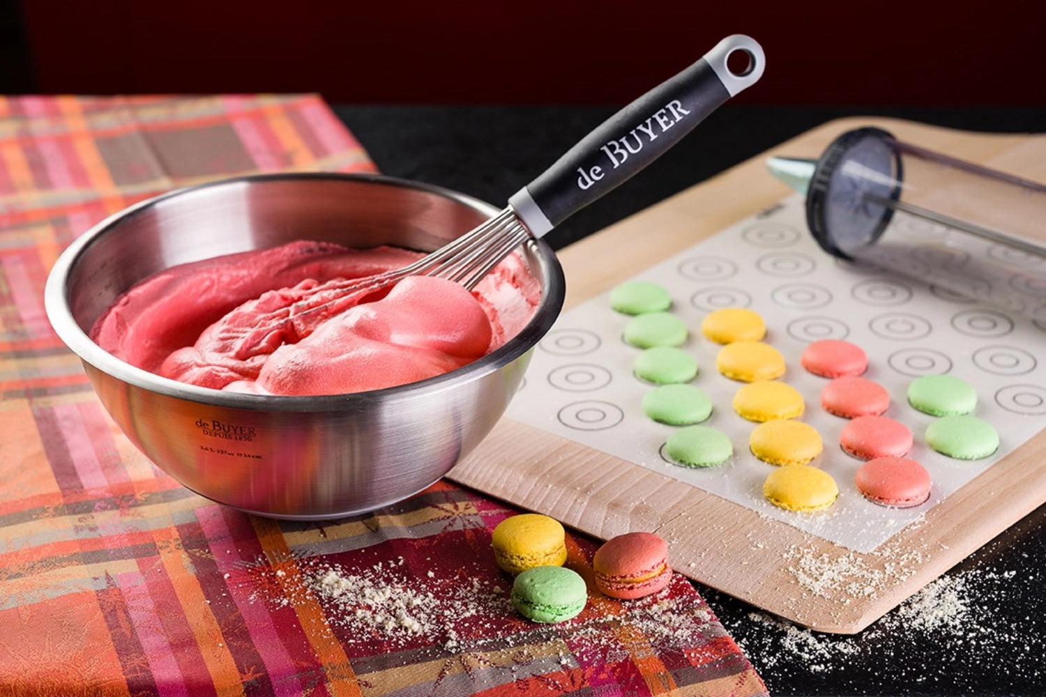 Die runde Schlagschüssel von de Buyer (Ø 24cm) mit silikonbeschichtetem Boden sorgt für optimale Stabilität und perfekte Ergebnisse beim Mixen.