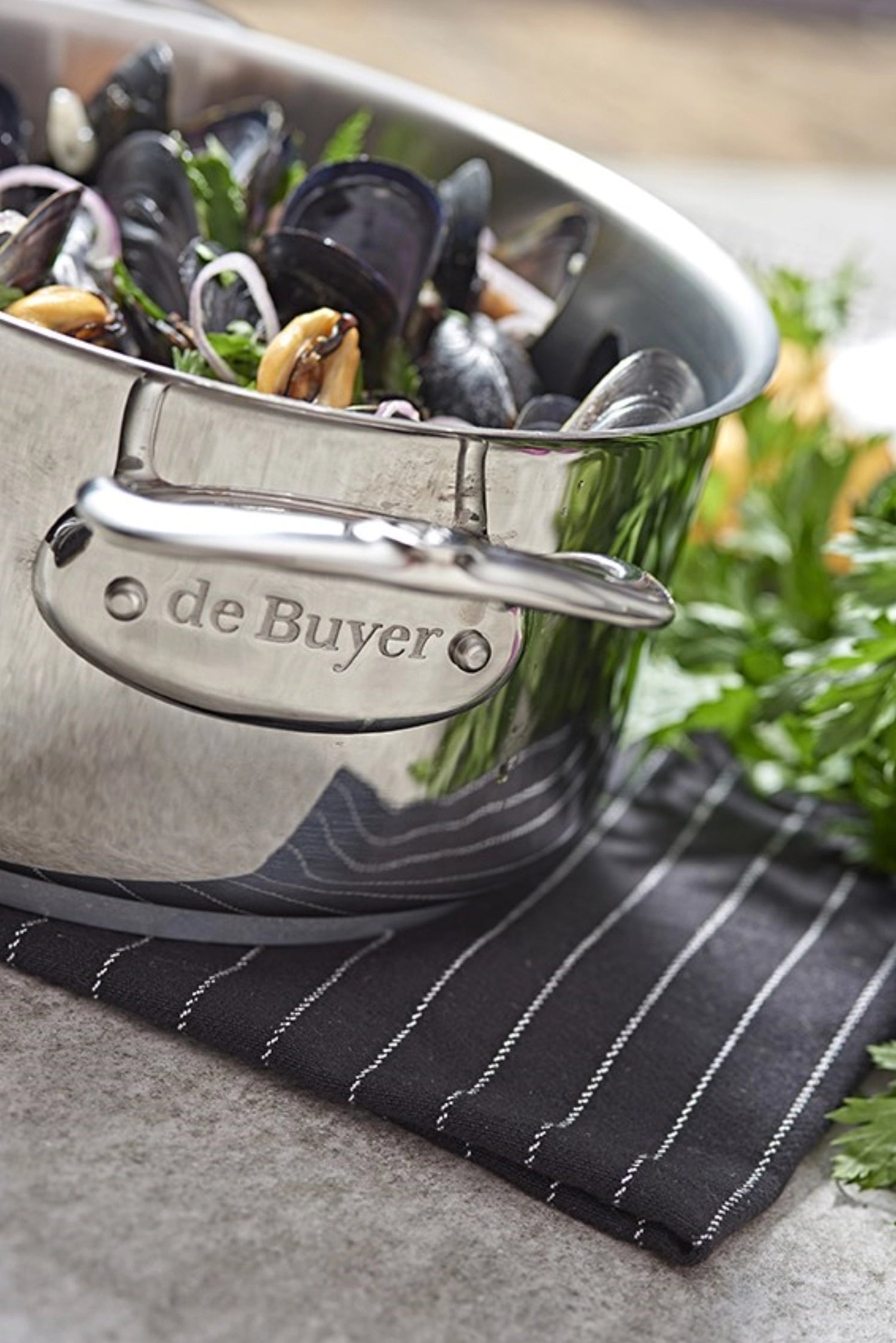 Eleganter MILADY Bratentopf von de Buyer, Ø 24 cm, mit passendem Deckel. Perfekt für schmackhafte Gerichte und stilvolles Kochen.