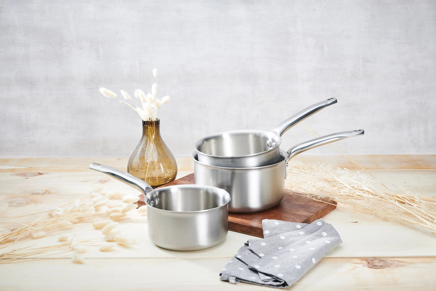 Elegantes 3er Set Kochtöpfe Alchimy von de Buyer in den Durchmessern 16, 18 und 20 cm, perfekt für kreative Kochabenteuer und ansprechende Tischpräsentation.