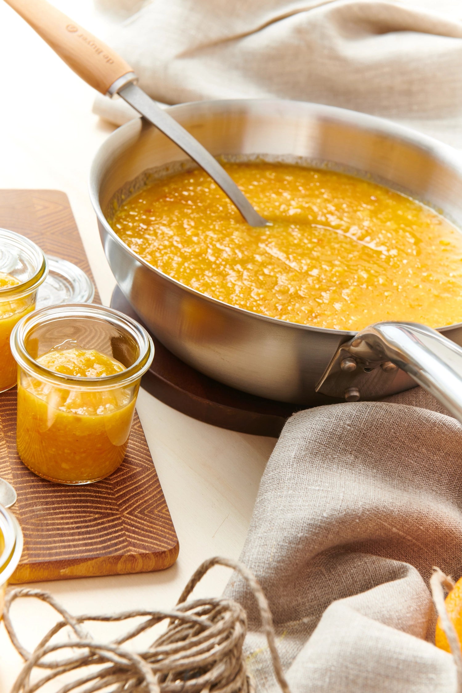 Erleben Sie die KONISCHE SAUTEUSE ALCHIMY 24 CM von de Buyer – eine langlebige Edelstahl-Pfanne mit ergonomischem Design und vielseitigen Einsatzmöglichkeiten.