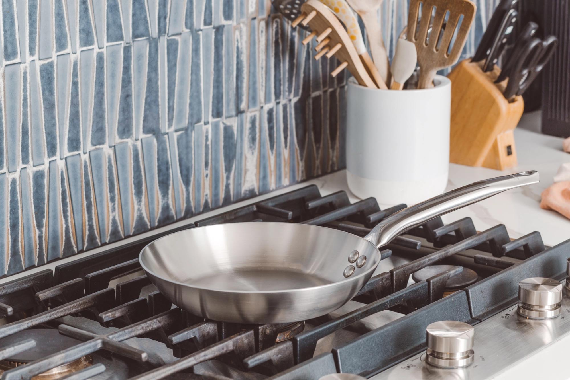 Erleben Sie die Bratpfanne ALCHIMY 32 CM von de Buyer – robust, vielseitig und ideal für gleichmäßige Bräunung von Fleisch, Fisch und Gemüse.