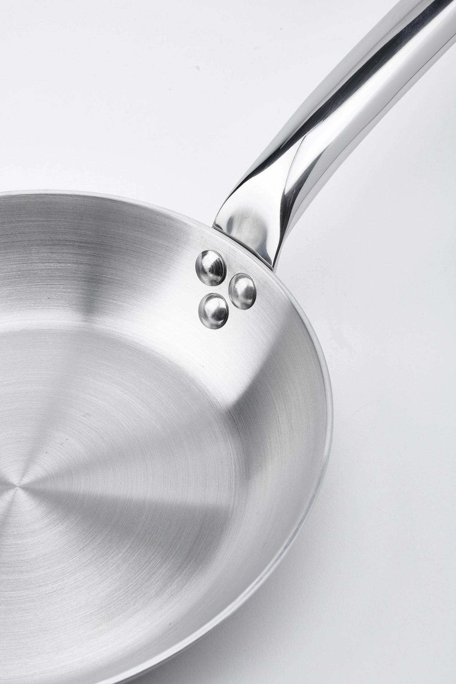 Hochwertige 32 cm Bratpfanne ALCHIMY von de Buyer, perfekt für gleichmäßiges Braten und kreative Kochideen in der modernen Küche.