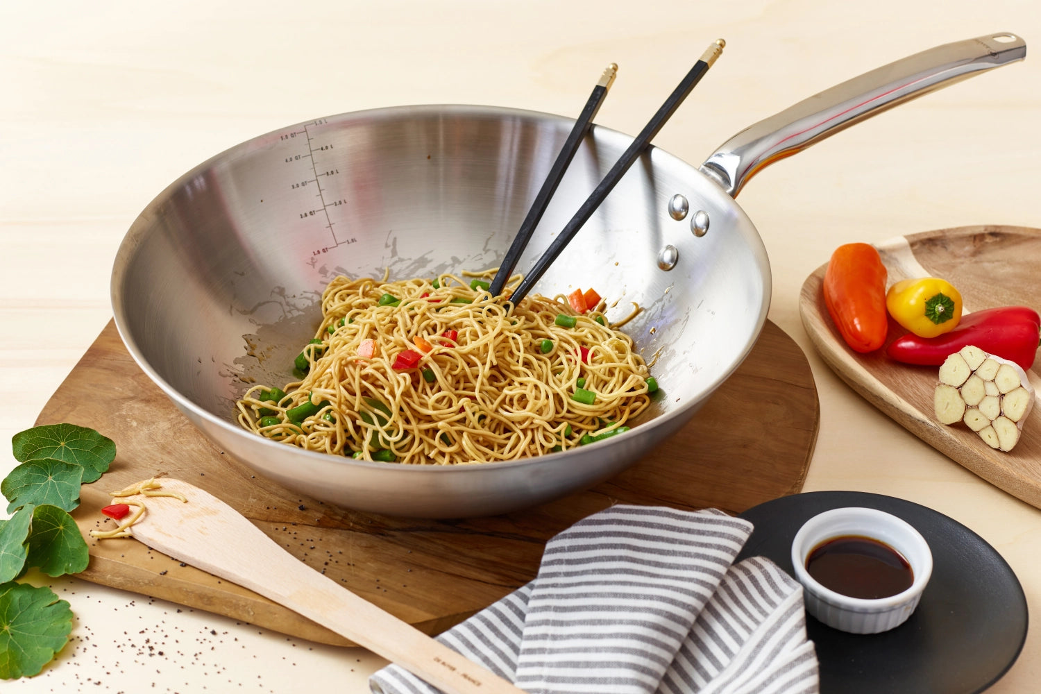Erleben Sie die WOK ALCHIMY 32 CM von de Buyer – eine robuste Edelstahlpfanne mit exzellenter Wärmeverteilung für köstliche Wokgerichte.