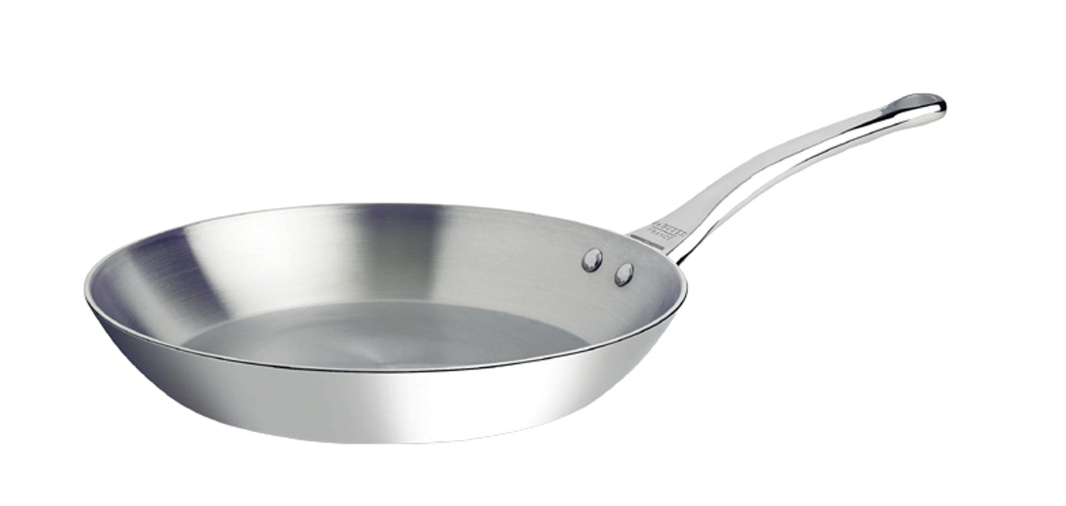 Kompakte 20 cm Bratpfanne von de Buyer, unbeschichtet, ideal für Induktion, perfekt für gesundes Braten und vielseitige Kochanwendungen.