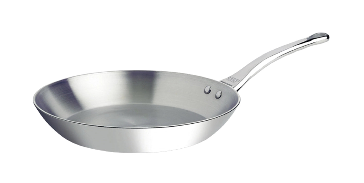 Robuste 32 cm Bratpfanne von de Buyer, unbeschichtet, perfekt für Induktion, ideal für fettfreies Braten und vielseitige Kochanwendungen.