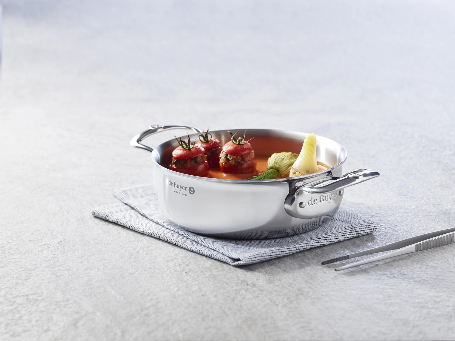 Erleben Sie den AFFINITY Bratentopf Ø 24cm von de Buyer – ideal für alle Herdarten, mit robustem Edelstahl, ergonomischem Griff und einfachem Reinigungskomfort.