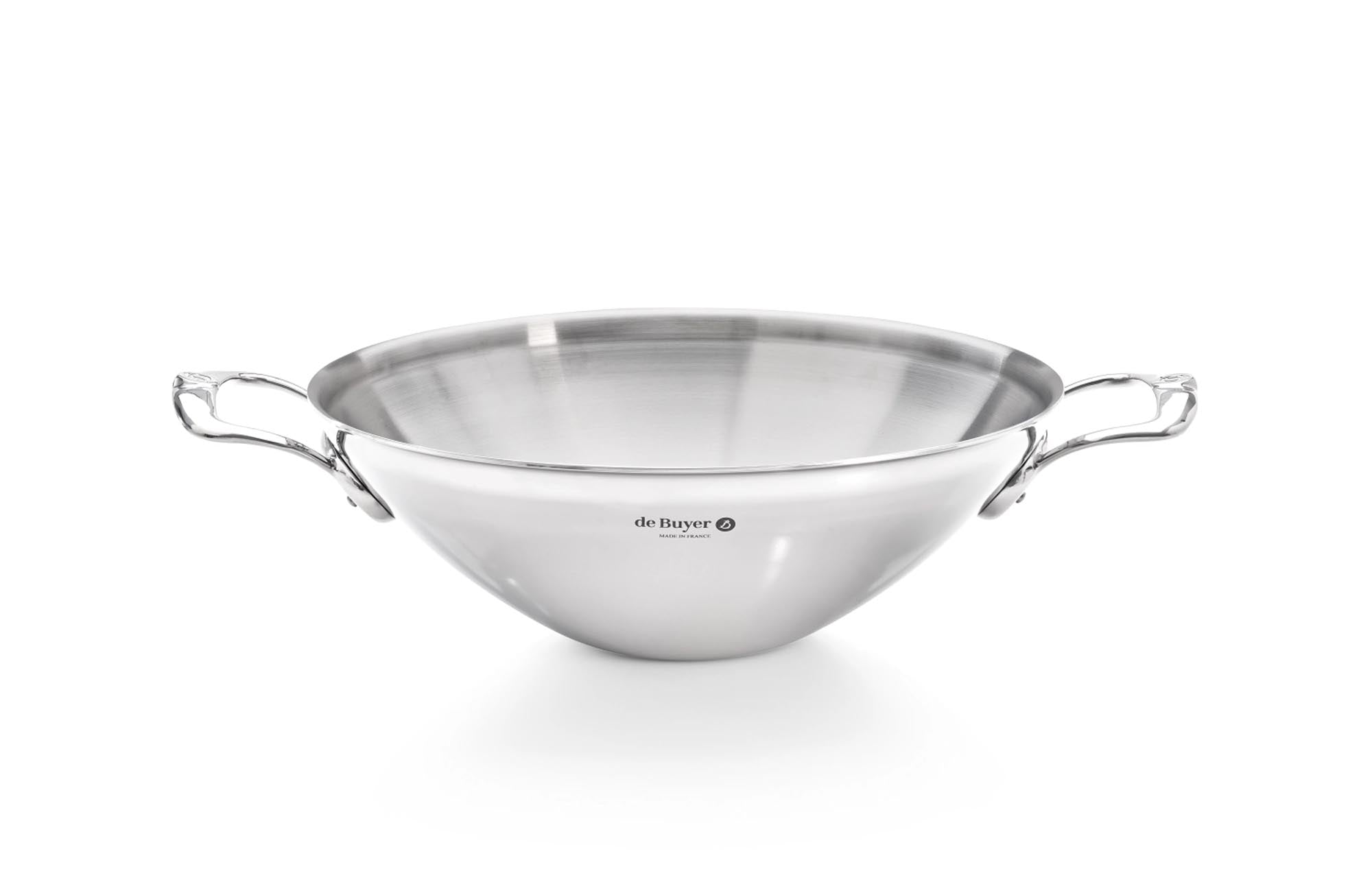 Hochwertiger 32cm Wok von de Buyer, ideal für Induktion. Edelstahl & Aluminium für perfekte Wärmeverteilung. Ergonomische Griffe.